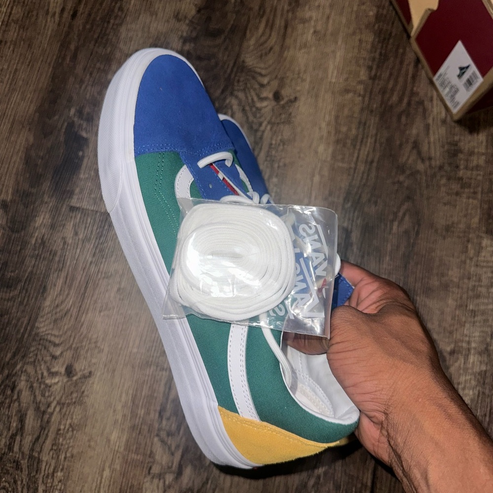 Sneakers - Picture 2 of 5